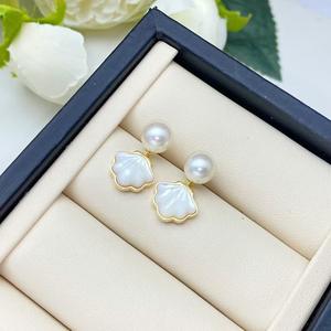 Boucles d'oreilles en argent S925 et perles d'eau douce 6,5-7 mm rondes lisses sans défaut, design de coquille de fleur élégante, bijoux d'oreille - Product Image 1