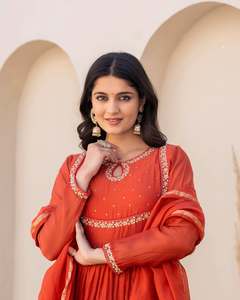 Ensemble tendance pour femmes : Kurti droit en viscose de soie brodé orange avec pantalon en viscose de soie et dupatta en soie - Product Image 3