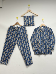 Ensemble de pyjama en coton élégant et luxueux pour femmes, 3 pièces, imprimé léopard, vêtements de détente, haut boutonné, pantalon et pochette - Product Image 1