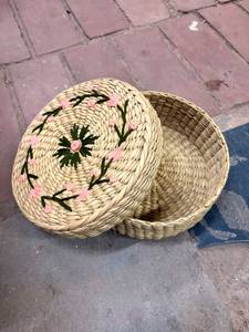 Cesta Redonda de Hierba Natural con Tapa, Bordado Floral, Cesta Organizadora Hecha a Mano - Product Image 6