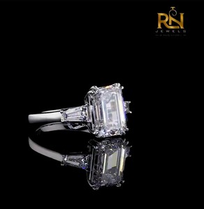 Bague de fiançailles de luxe en or massif 9K/14K/18K avec diamant de laboratoire taille émeraude 2 carats couleur DEF, bande à trois pierres baguette conique style Art Déco - Product Image 5