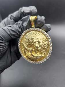 Colgante de León de Lujo en Oro Sólido de 18K con Moissanita de Corte Brillante Redondo y Engaste de Bisel, Amuleto Masculino con Temática Hip Hop - Product Image 2