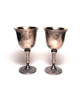 Ensemble de gobelets en laiton faits à la main, finition vintage, design romain, verre à vin décoratif, décoration de la maison, vaisselle, décoration de bar et de mariages - Product Image 1