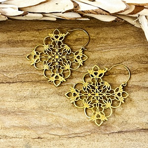 Dernier design Boucles d'oreilles créoles bohèmes en filigrane, Boucles d'oreilles créoles tribales en laiton, Boucles d'oreilles mandala florales plaquées or 18 carats pour femmes, Vente en gros OEM - Product Image 4