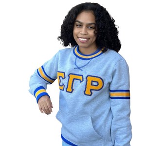 Sudadera de chenilla con letras griegas Sigma Gamma Rho para mujer, gris, azul, amarillo, con rayas, bolsillo, cuello redondo, top de hermandad - Product Image 1