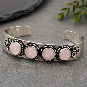 Bracelet ouvert unisexe en laiton plaqué or/argent fait main, style vintage tribal, motif Rosy Crest Rose Quartz, cadeau de bijoux - Product Image 4