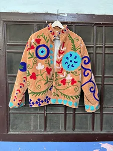 Veste Suzani en velours champagne de luxe, brodée de fleurs, manches longues, col montant, faite à la main, style bohème, vêtement d'extérieur pour le printemps - Product Image 1