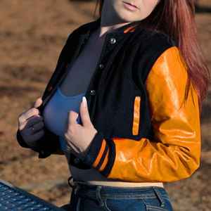 Blouson court universitaire pour femme, noir et orange, style Letterman, avec manches en similicuir, vêtement d'extérieur décontracté, mode féminine streetwear - Product Image 2