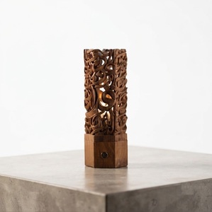 Quemador de incienso de madera artesanal con caligrafía árabe intrincada, quemador de bakhoor de madera de teca de lujo y Mubkhar hexagonal en venta - Product Image 1