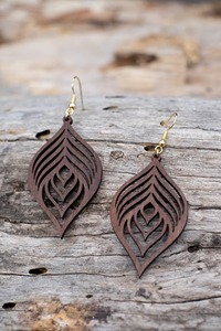 Boucles d'oreilles en forme de feuille en bois avec design découpé au laser, couleur marron naturel, bijoux de mode pour femmes - Product Image 2