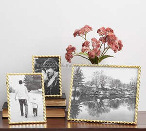 Marco de fotos de metal de estilo lujoso para interiores de primera calidad que muestra un gusto refinado, durabilidad y un diseño elegante hoy - Product Image 3