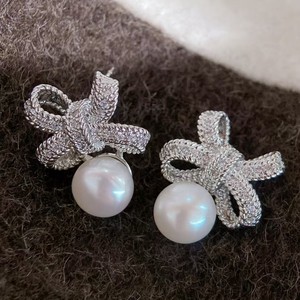 New Fashionable Retro Stud Earrings Elegant Butterfly Knot with Pearls Exquisite Design <b>Inspired</b> by Internet Celebrities - Product Image 3