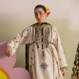 Conjunto de Kurta de Algodón Bordado Tradicional para Mujer, Corte Holgado, Largo hasta el Suelo, Estilo Casual de India y Pakistán, por Gul Ahmed - Product Image 1