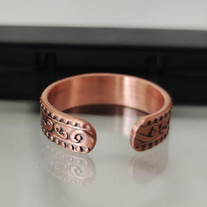Bague de thérapie biomagnétique en cuivre massif, personnalisée pour la vente en gros, robuste, avec motif Paisley sculpté vintage et perles - Product Image 2