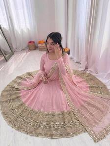 ชุดเดรส Anarkali สีชมพูประดับตกแต่งสไตล์ปากีสถาน พร้อมผ้าคลุมไหล่แบบหนา สไตล์ Banarasi สำหรับงานแต่งงานและงานเทศกาลสำหรับผู้หญิง - Product Image 4