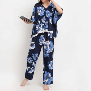Ensemble pyjama imprimé floral pour femmes, col en v, manches trois quarts, garniture en dentelle, pantalon long jusqu'aux chevilles, vêtements de nuit doux en tissu tissé, style printemps - Product Image 1