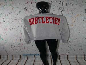 Sudadera SUBTLETIES HEATHER GREY con cuello alto, 100% algodón, con apliques bordados en rojo, cuello ancho, CLUSH SPORTS - Product Image 3