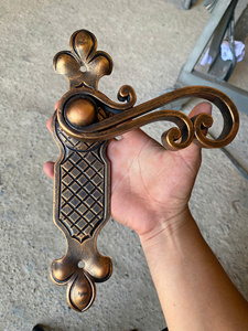 Manija de Puerta con Acabado de Latón Vintage, Manija Decorativa con Patrón Floral para Puerta de Entrada Interior, Hecha en Vietnam - Product Image 4