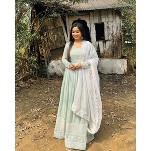 ชุดราตรีปักลวดลายสวยงามพร้อมชุดเดรสสีเขียวน้ำทะเล - Product Image 3