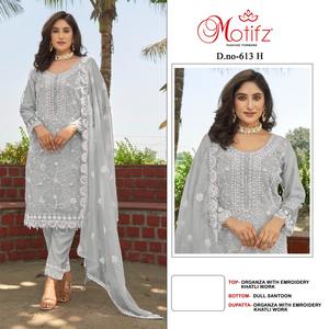 Organza chic Shalwar Kameez avec broderie délicate Santoon Patch Bottom et Dupatta assorti pour les fêtes - Product Image 4