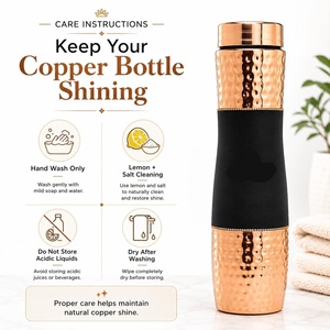 Botella de agua de cobre ForgeCraft con agarre central |   Recipiente de Cobre Martillado de Doble Acabado Personalizado B2B con Funda Negra Mate - Product Image 4