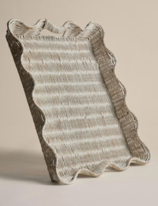 Plateau décoratif élégant en jonc de mer naturel tressé à la main avec bords ondulés, organisateur de présentation rustique et minimaliste pour table basse et table à manger - Product Image 2