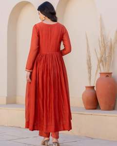 Ensemble tendance pour femmes : Kurti droit en viscose de soie brodé orange avec pantalon en viscose de soie et dupatta en soie - Product Image 2