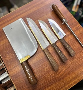 Ensemble de couteaux de boucher artisanal sur mesure en cinq pièces, lames en acier inoxydable, manches en bois, bord droit, ambidextre, avec étui en cuir - Product Image 5