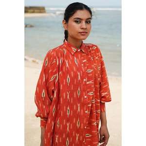 เดรสผ้าฝ้ายพิมพ์ลายอิคัตสีส้มสำหรับผู้หญิง สวมใส่สบายๆ ชายหาด แขนยาว สไตล์คุรติ - Product Image 4