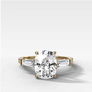 Bague de fiançailles en diamant 3 carats, or massif 14k 18k, taille coussin, baguette cultivée en laboratoire, trois pierres latérales serties à griffes, pour demande en mariage et mariage, avec bande de 1,8 mm - Product Image 5