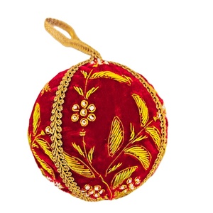 Exportador Mundial que Vende Adornos Festivos Colgantes en Forma de Bola Roja de Terciopelo, Hechos a Mano en India, para Decoración del Hogar - Product Image 1