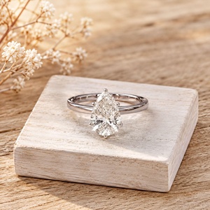 Anillo de compromiso de oro macizo de 10K, 14K, 18K con diamante cultivado en laboratorio con corte pera y redondo certificado por IGI, color E, claridad VVS. - Product Image 2