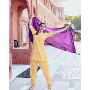 Conjunto de traje Patiala de crepé satinado amarillo dorado para mujer - Talla XS - Product Image 3