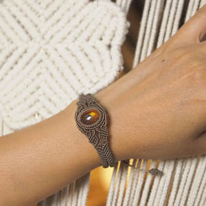 Pulsera de Macramé Marrón Hecha a Mano con Piedra de Ojo de Tigre, Joyería Curativa Ajustable Estilo Boho - Product Image 3