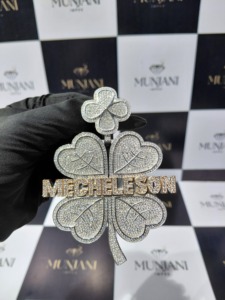 จี้เงินแท้ 925 ประดับเพชรโมอิสซาไนต์ VVS รูปใบโคลเวอร์สี่แฉก สลักชื่อได้ จี้โคลเวอร์นำโชค สไตล์ฮิปฮอป ผ่านการทดสอบเพชร - Product Image 6