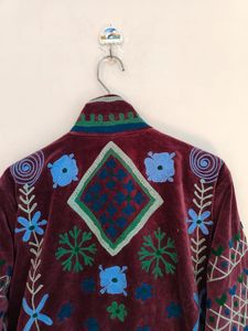 Veste en velours Suzani faite à la main avec broderie florale artisanale, art populaire bohème, vêtement ethnique d'hiver pour femmes, vêtement vintage fait à la main - Product Image 4