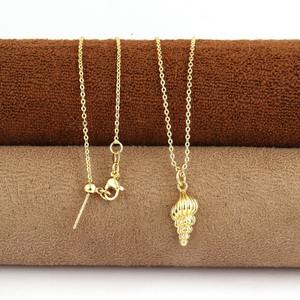 Collar con colgante moderno de concha de caracol náutico en espiral, chapado en oro de 18k, estilo playero, para amantes del océano y los viajes. - Product Image 2