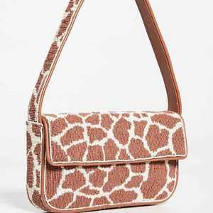 Bolso de hombro bordado con cuentas de mariposa rosa, hecho a mano con punto de cruz, ideal para fiestas y bodas - Product Image 4