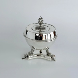 Elegante tazón de metal con acabado plateado para chocolate, con tapa, perfecto para la mesa del comedor familiar, para exhibir dulces, frutos secos y para regalar. - Product Image 1