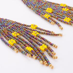 Pendientes Largos Boho con Borlas de Flores Pequeñas y Cuentas de Semillas, Hechos a Mano en México, Marca Lancui - Product Image 6