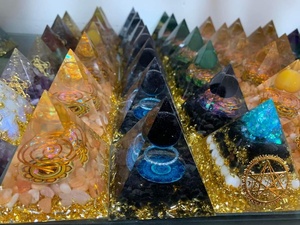 Pyramide d'orgonite avec copeaux de cristal, générateur d'énergie orgonique, base lumineuse, pierre de cristal bleue naturelle, agate sculptée artisanale - Product Image 2