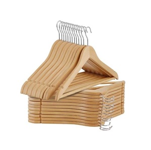 Percha Clásica de Madera Natural con Gancho Metálico para Almacenamiento de Ropa en Armarios - Product Image 4