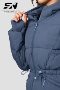 Vente en gros de manteaux d'hiver pour femmes, de haute qualité, sur mesure, à capuche, rembourrés, écologiques, imperméables, légers, avec fermeture éclair et motifs - Product Image 4