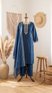 Diseñado con intrincados bordados en el pecho, este kurta de corte recto en color liso se combina con pantalones a juego. - Product Image 3