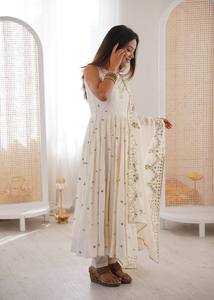 Costume Anarkali traditionnel indien pakistanais pour femmes en soie blanche avec dupatta, coupe ample, longueur au sol, tenue de mariage - Product Image 4