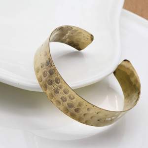 Bracelet manchette en laiton plaqué or antique, style vintage, bijoux unisexe, design texturé martelé - Product Image 4