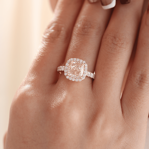 Meilleure Vente Bague de Fiançailles en Or Jaune Massif 14K avec Diamant Rose de Laboratoire de 3 carats, Coupe Coussin, Halo et Bande Pavée de Diamants en Forme de U - Product Image 1