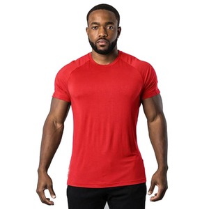 T-shirt sportif pour homme, manches courtes, rouge, coupe ajustée, col rond, tricoté, couleur unie, polyester, séchage rapide - Product Image 1