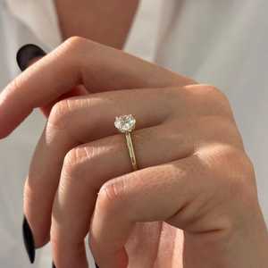 Anillo Solitario de Diamante Cultivado en Laboratorio de 2 Quilates, Corte Ovalado, E VVS2, Oro Amarillo de 14k, Anillo de Compromiso con Certificación IGI - Product Image 3
