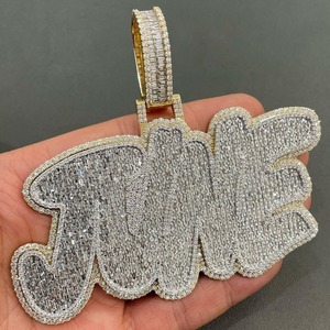 Colgante Personalizado con el Nombre 'JUNE', Colgante de Moissanita Certificada VVS GRA, Colgante Estilo Hip Hop, Colgante con Letra del Mes Personalizada, Oro Amarillo - Product Image 5